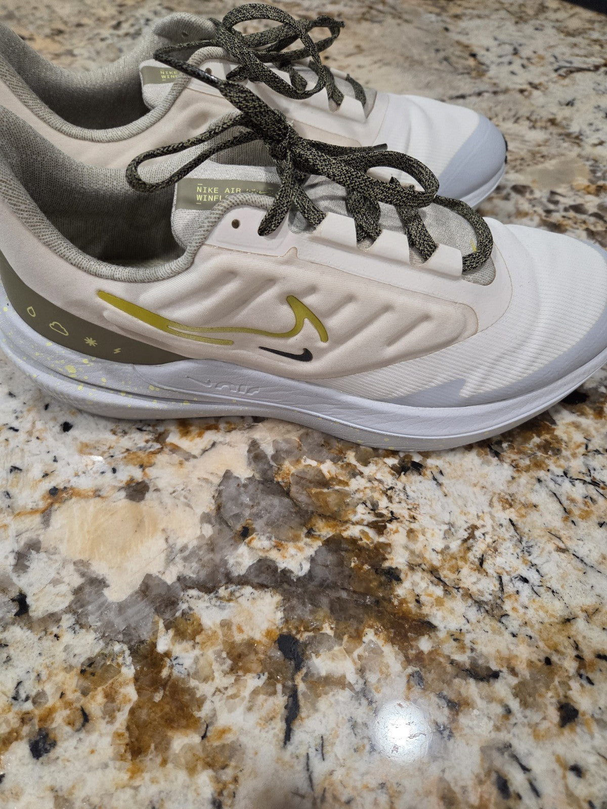 Nike Women’s Air Winflo Shield Running Size 10 Tan/Green |DM1104-100|2