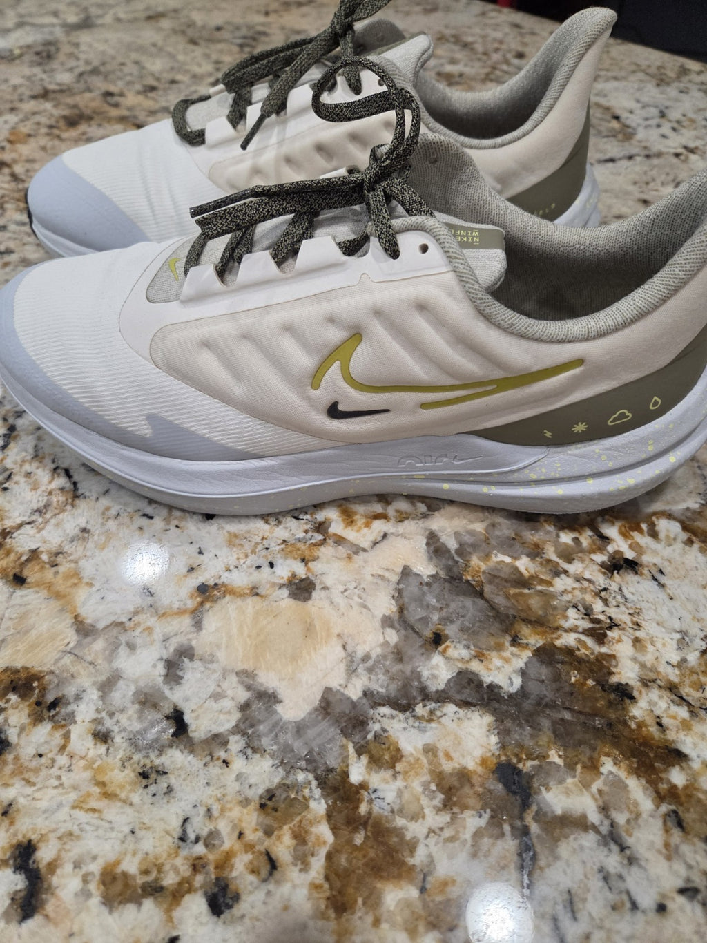 Nike Women’s Air Winflo Shield Running Size 10 Tan/Green |DM1104-100|0